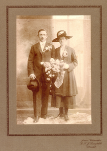 883236 Portret van het bruidspaar Antonius Uijterwaal (smid en loodgieter te Utrecht) en Gijsberta Anthonia van Zijl te ...